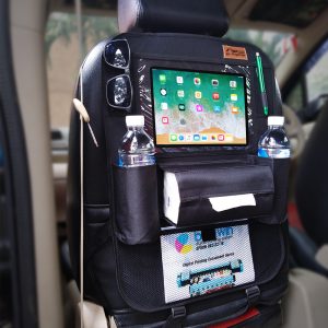 Car seat organizer warna hitam merk Topcar terpasang di belakang jok mobil dengan iPad menyala di dalam slot transparan