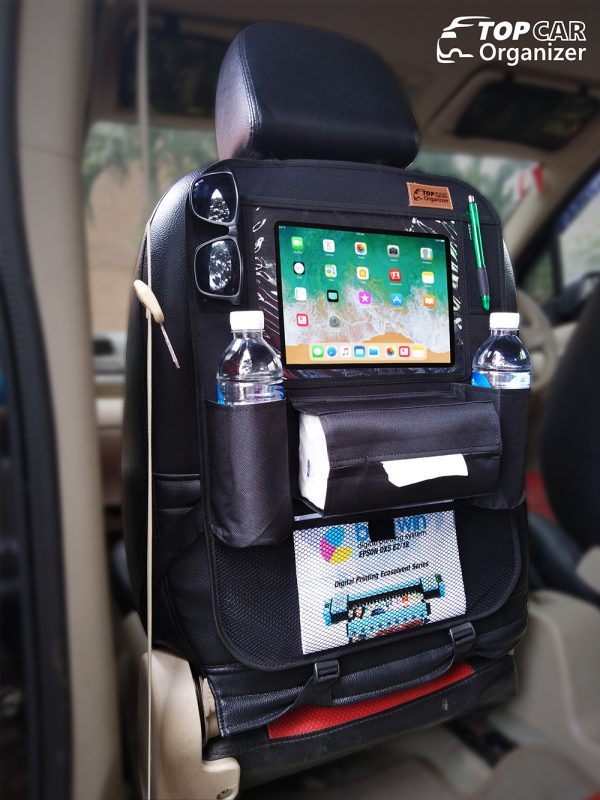 Car seat organizer warna hitam merk Topcar terpasang di belakang jok mobil dengan iPad menyala di dalam slot transparan